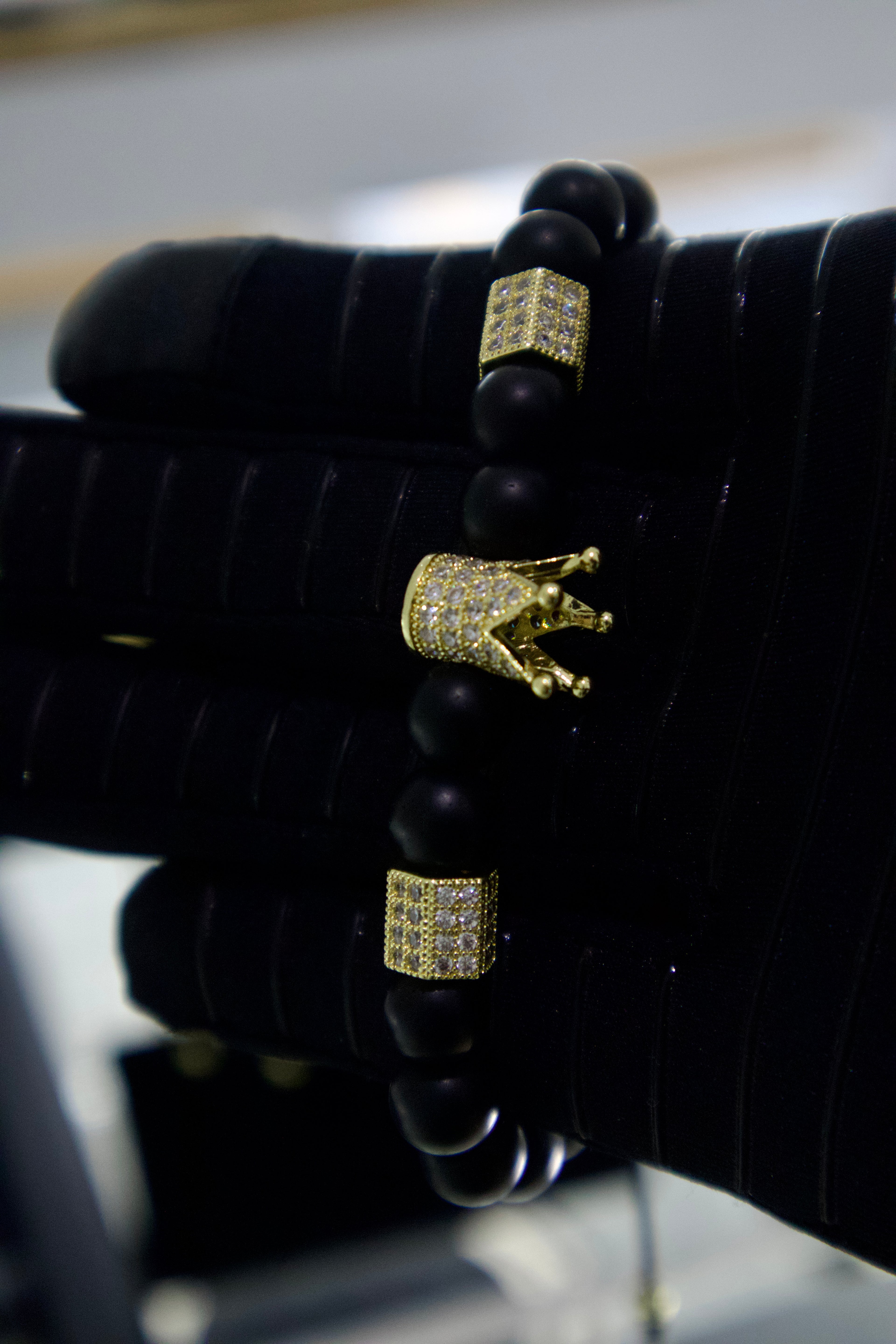 Pulsera Corona Negra/Dorada